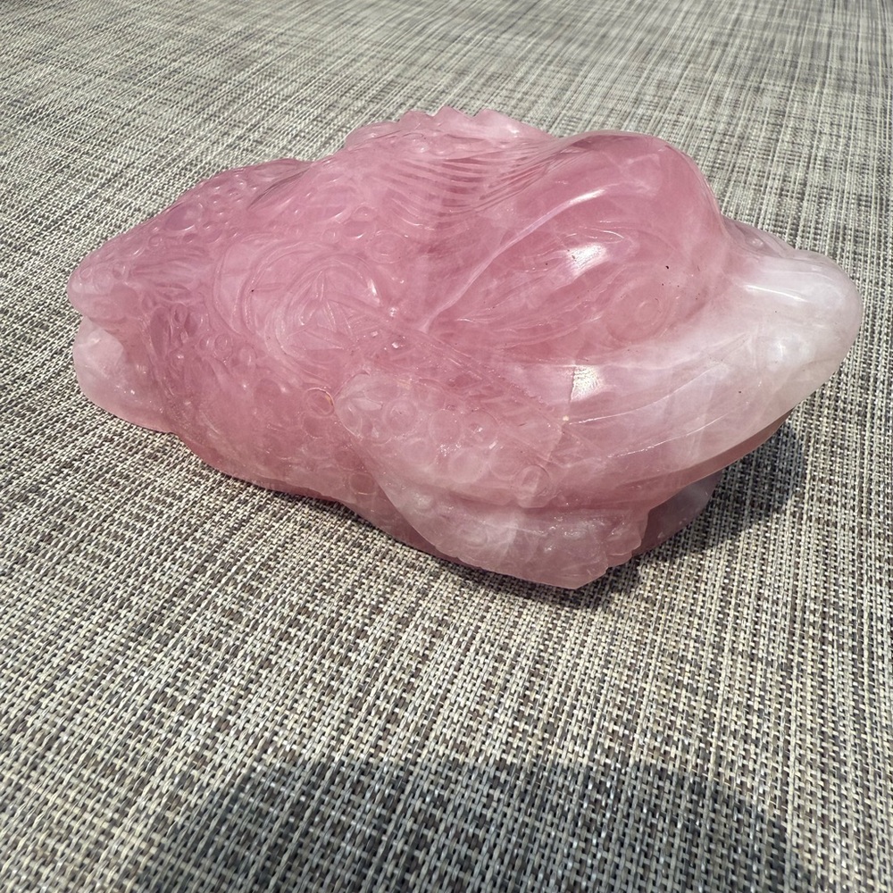 (D) Money Toad feng shui Rose Quartz Lucky Carved Stone Carved Stone Frog XL